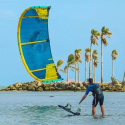 animada escena del kiteboarding en larnaca