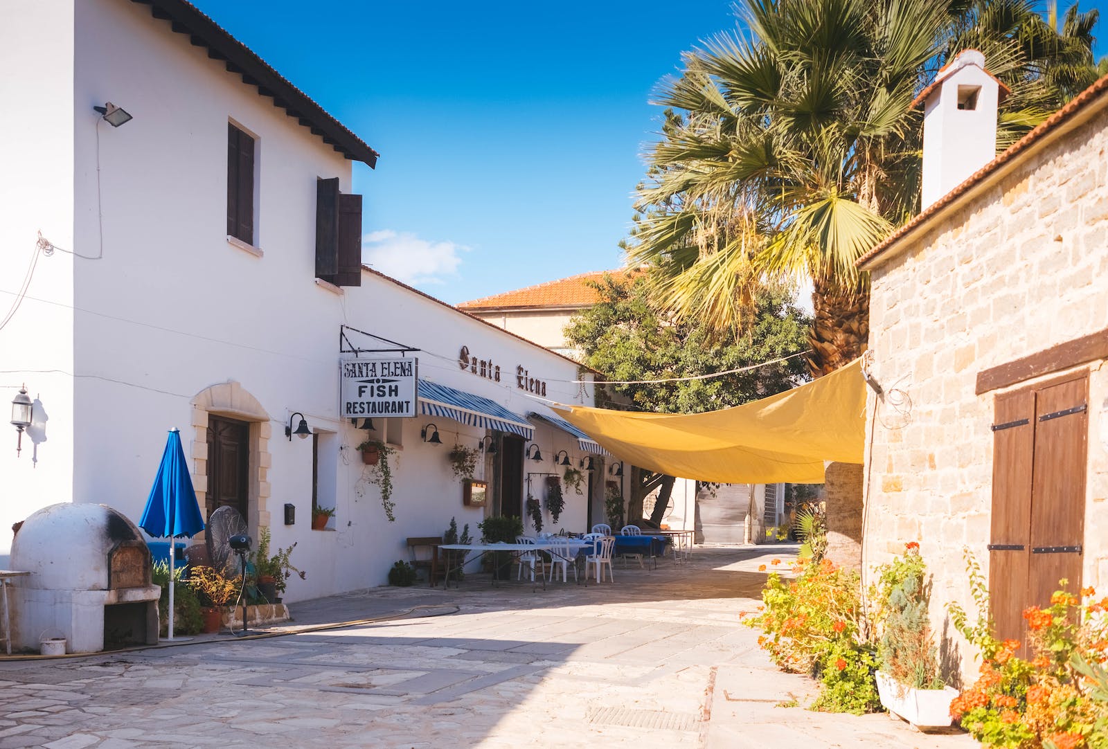 Sedie fuori dal ristorante