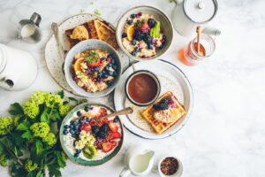 Obstsalat auf grauen Schalen