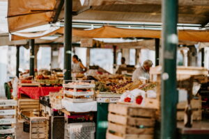 Mann auf dem Obstmarkt