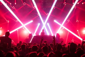 Gruppe von Menschen, die ein Konzert genießen