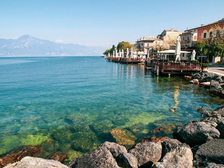 coastal resorts bordering mountain ranges