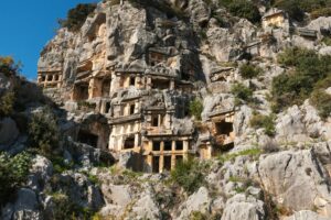 hellenistic architectural influence on necropolis tombs