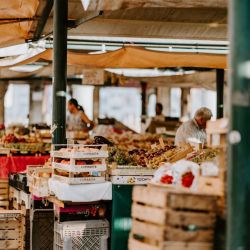 uomo al mercato della frutta