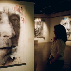une scène artistique moderne dynamique