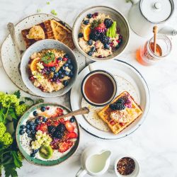 Obstsalat auf grauen Schalen